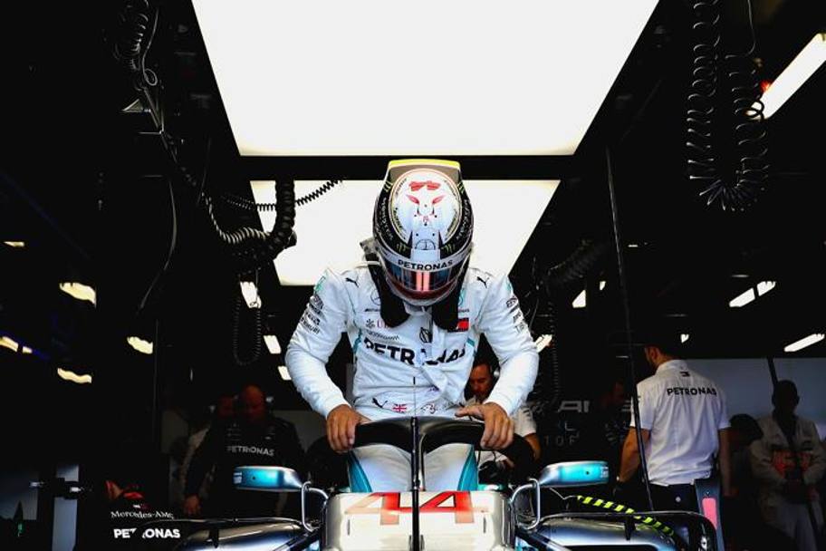 Lewis Hamilton pronto alle qualifiche. Getty